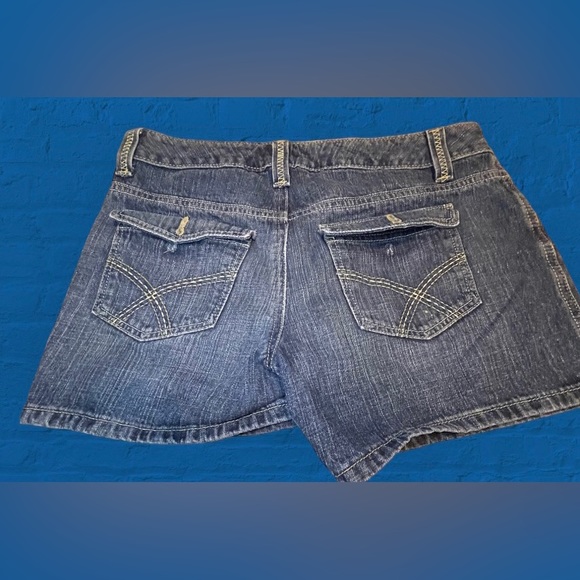 Tommy Hilfiger Jean Shorts (size 6) - Picture 3 of 6